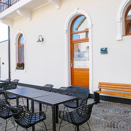 House Of Charles Hotel Carei Buitenkant foto